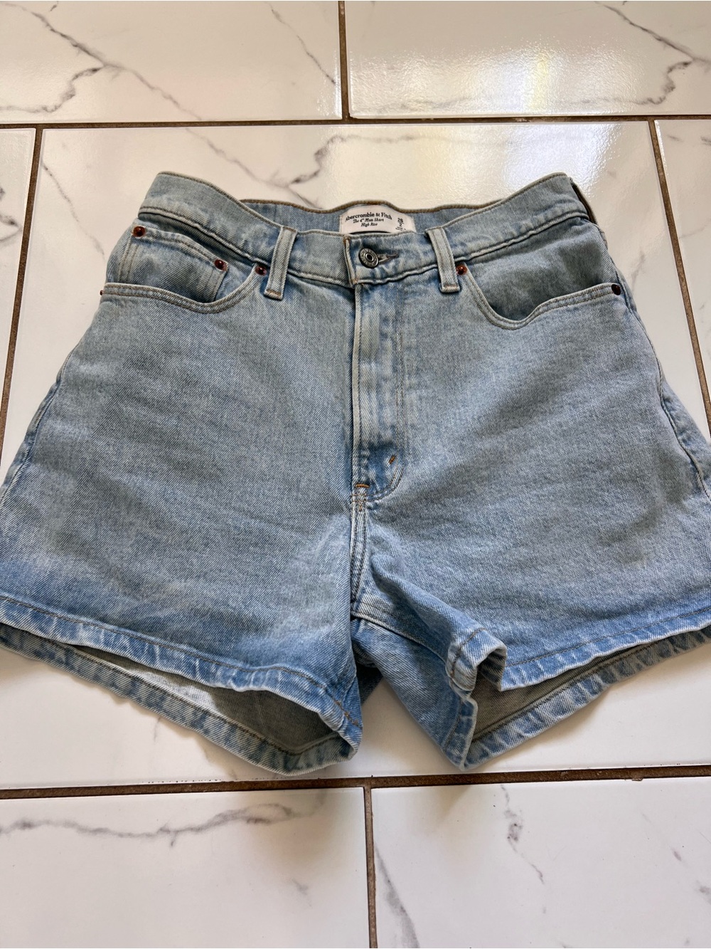 Abercrombie 4” High-Rise Mom Short Light Wash Size 26 NWOT